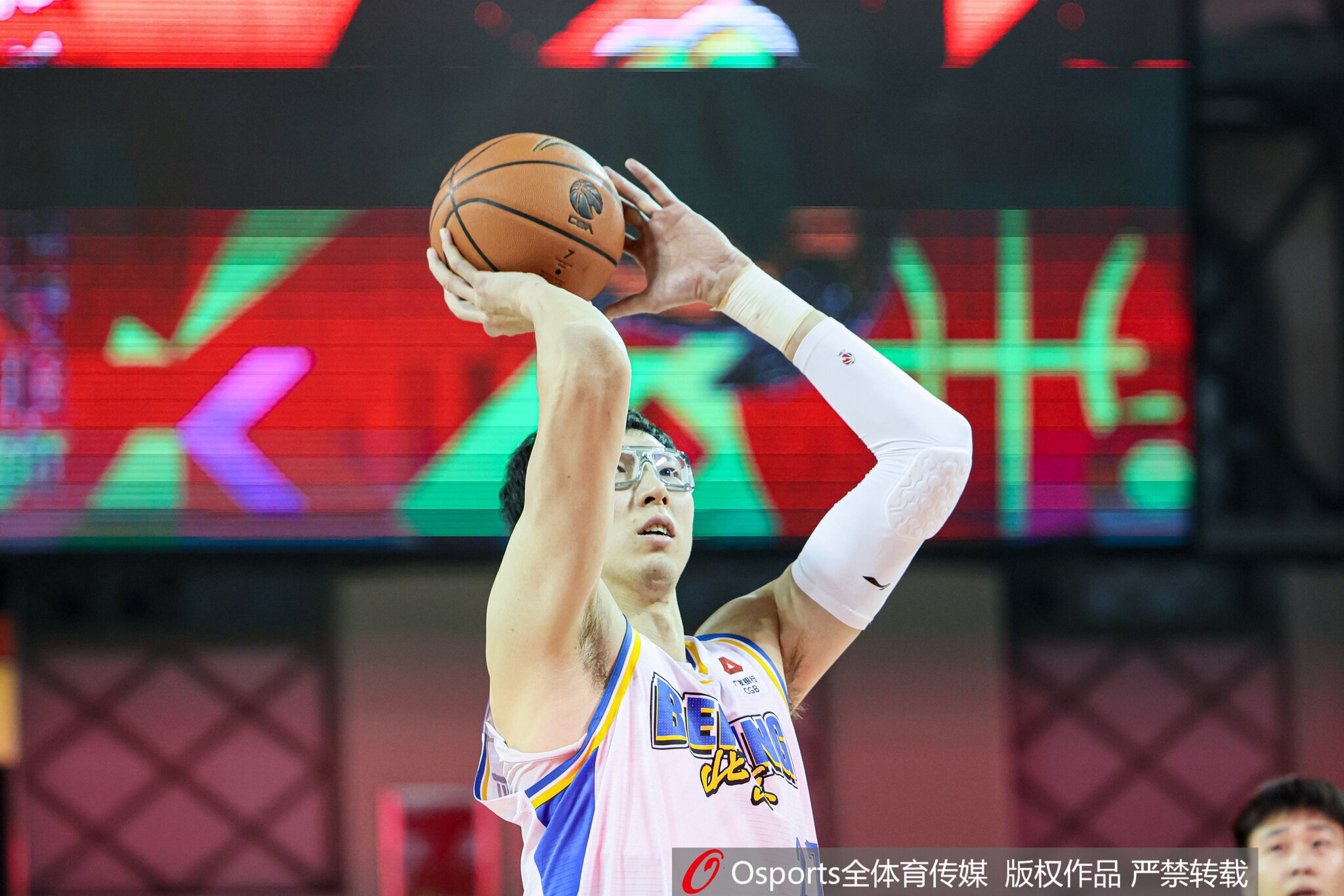 开云体育平台-状态火热!周琦半场7中6高效拿下13分7板2帽 前6投全中
